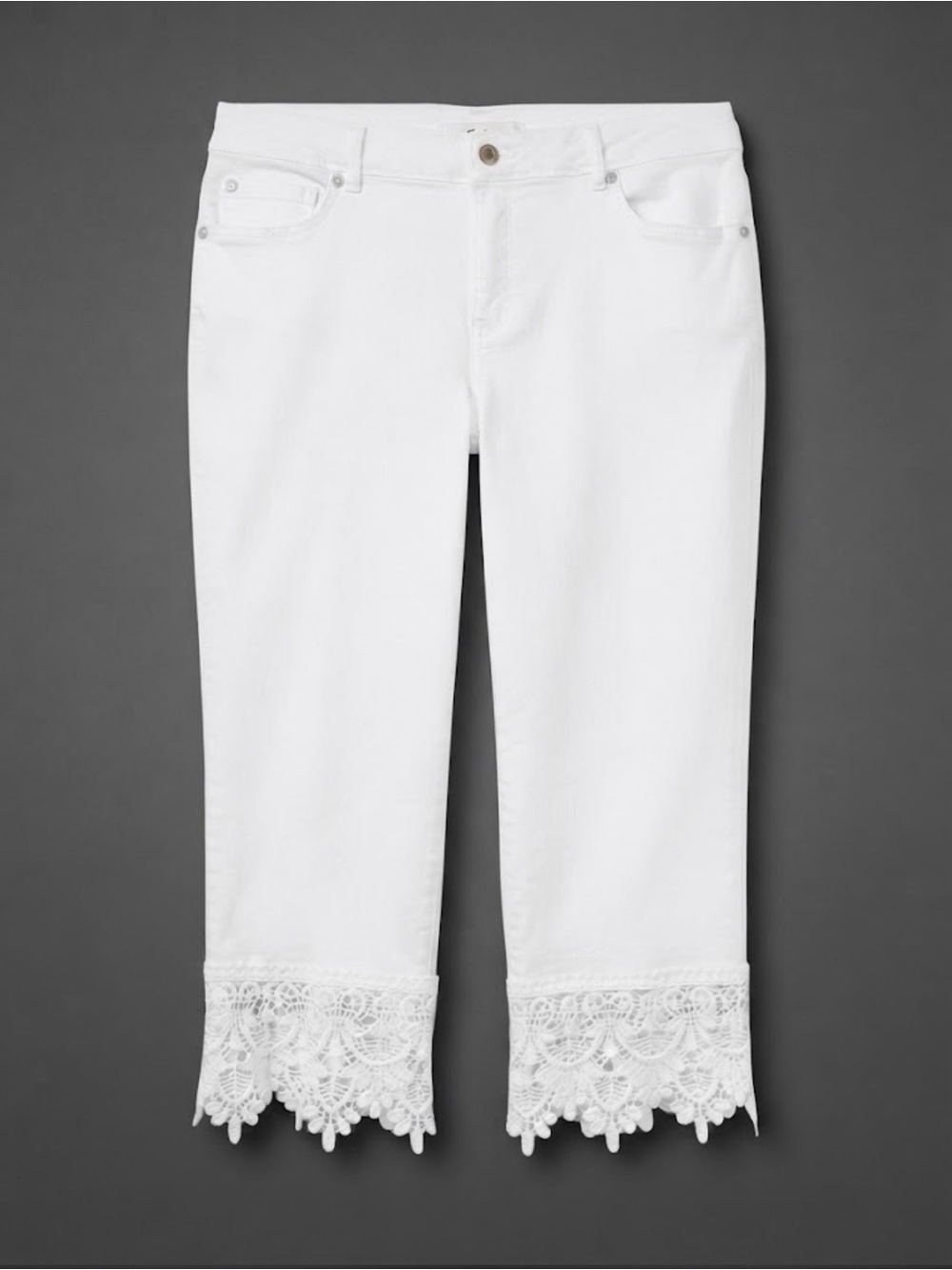 NWOT Cato White Lace-Hem Capris